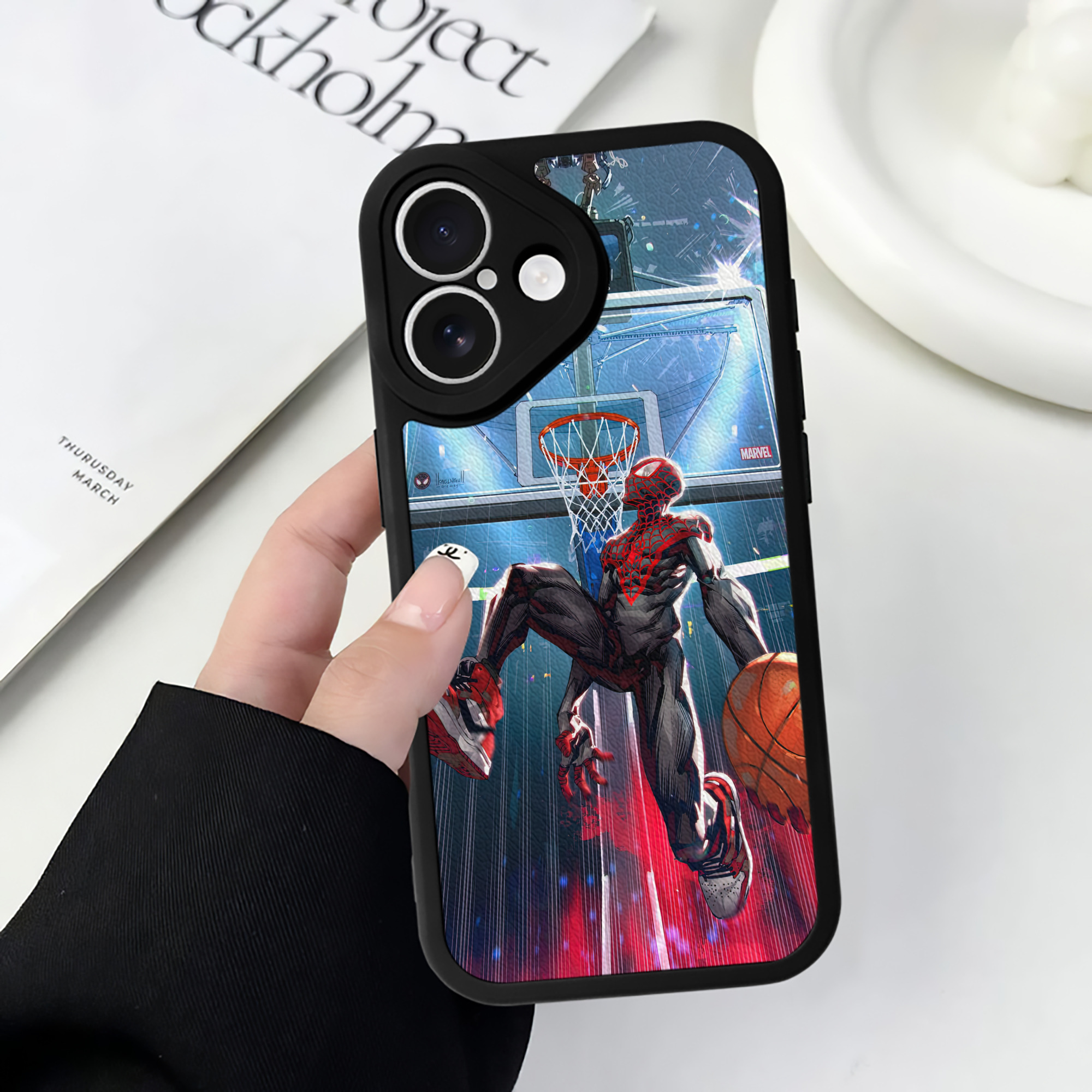 Spider Man スパイダーマン 【iPhone 16シリーズ対応】シリコンスマホケース（レザー調） 材質：シリコン